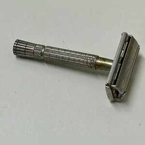 1950s Vintage Gillette Flare Handled Clamshell Safety Razor